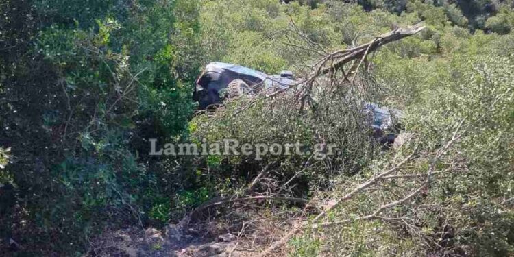 Φθιώτιδα: «Βουτιά» σε γκρεμό έκανε αυτοκίνητο με τρεις ανθρώπους – Επιχείρηση της Πυροσβεστικής για τη διάσωσή τους