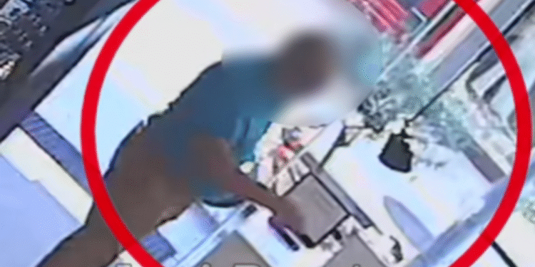 Λαμία: Η στιγμή που ένα ζευγάρι κάνει την «τέλεια κλοπή» σε κατάστημα οπτικών