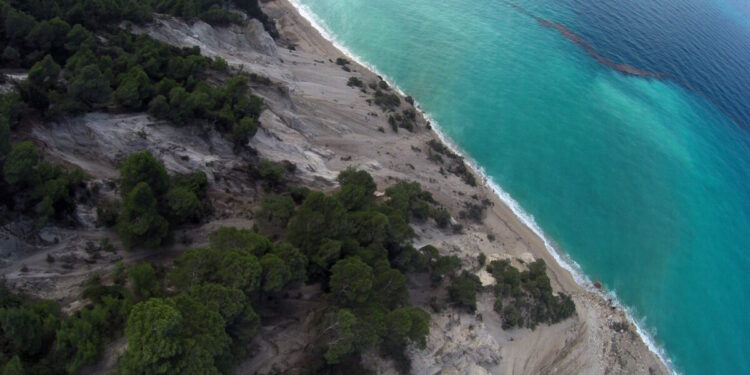 Λευκάδα: Ζητάνε εισιτήριο 10 ευρώ σε δημόσια παραλία – Τι καταγγέλλουν κάτοικοι και τουρίστες