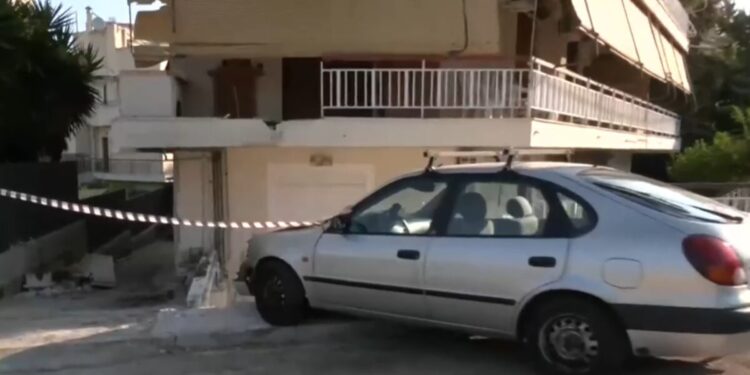 Παπάγου: Επιμένει ο οδηγός πως τράβηξε το χειρόφρενο του λεωφορείου όπου «καρφώθηκε» σε πολυκατοικία