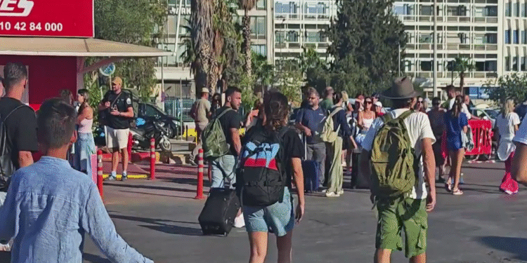 Επιστρέφουν οι αδειούχοι του Αυγούστου από τις καλοκαιρινές τους διακοπές – Αυξημένη κίνηση στα λιμάνια