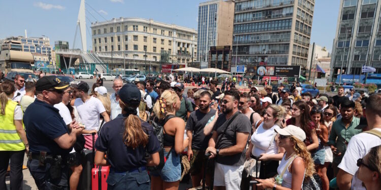 Έξοδος Δεκαπενταύγουστου: Όπου φύγει φύγει οι Αθηναίοι – Γεμάτα αναχωρούν τα πλοία, ερημώνει η πρωτεύουσα