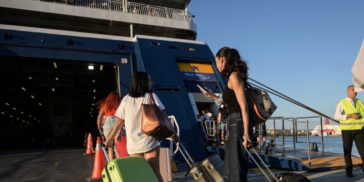 Αναχωρούν και οι τελευταίοι εκδρομείς του τριημέρου του Δεκαπενταύγουστου – 94 δρομολόγια από Πειραιά, Ραφήνα, Λαύριο