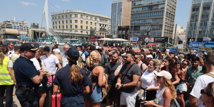 Πειραιάς: Επιβάτες εμπόδισαν τον απόπλου πλοίου – Απέπλευσε με καθυστέρηση μιας ώρας