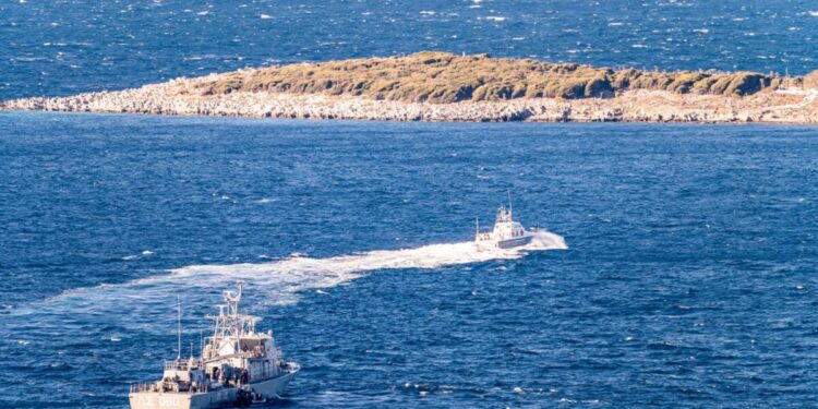 Αγαθονήσι: Γυναίκα εντοπίστηκε νεκρή – 26 μετανάστες διασώθηκαν