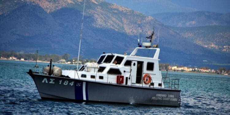 Πρέβεζα: Σκάφος προσάραξε σε βράχο στην Καστροσυκιά – Απομακρύνθηκαν με ασφάλεια οι 11 επιβαίνοντες