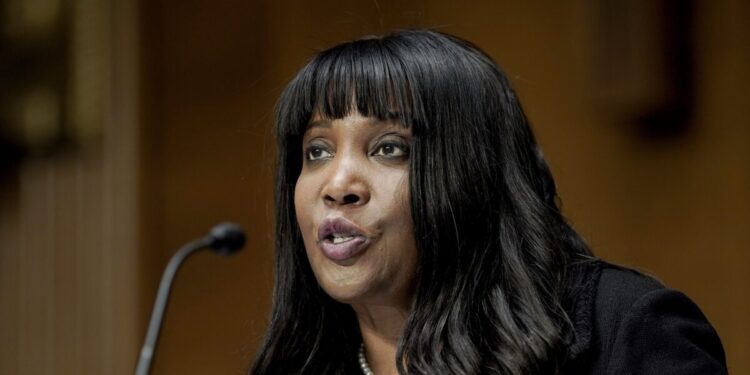 Στα δικαστήρια η Λίζα Κουκ με τον Τραμπ για την αποπομπή της από τη Fed