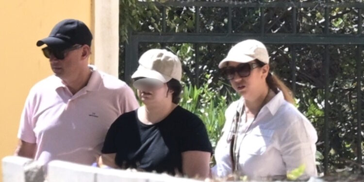 Παλαιό Φάληρο: Τα 7 ερωτήματα που καλείται να απαντήσει η μητέρα της μικρής Τζένα που βρέθηκε νεκρή στην παραλία – Στον ανακριτή η 32χρονη