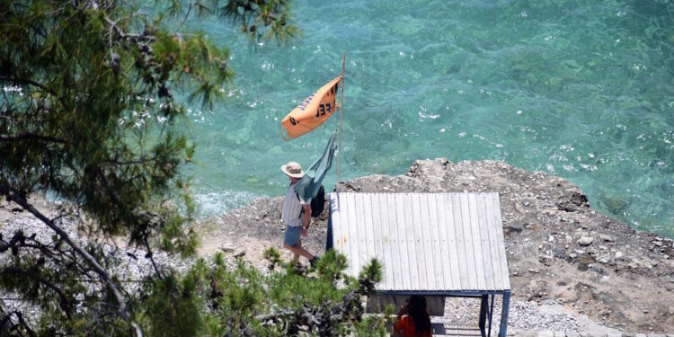 Αλεξανδρούπολη: Ναυαγοσώστριες επανέφεραν 2χρονο κοριτσάκι που επέπλεε αναίσθητο σε παραλία