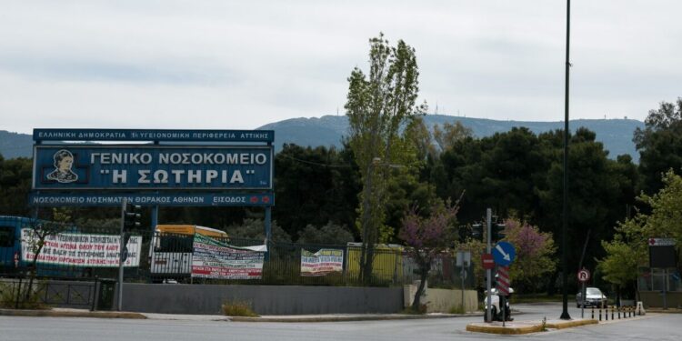 Φωτιά στο νοσοκομείο Σωτηρία: Μεγάλη κινητοποίηση της Πυροσβεστικής – «Ξέσπασε σε κτίριο διοίκησης, δεν υπήρχαν μέσα ασθενείς»