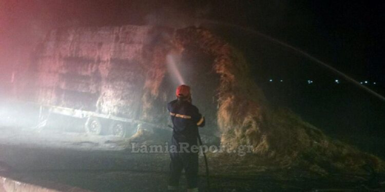 «Λαμπάδιασε» φορτηγό με άχυρο στον αυτοκινητόδρομο Ε65 και «μπλόκαρε» τους ταξιδιώτες στη Φθιώτιδα