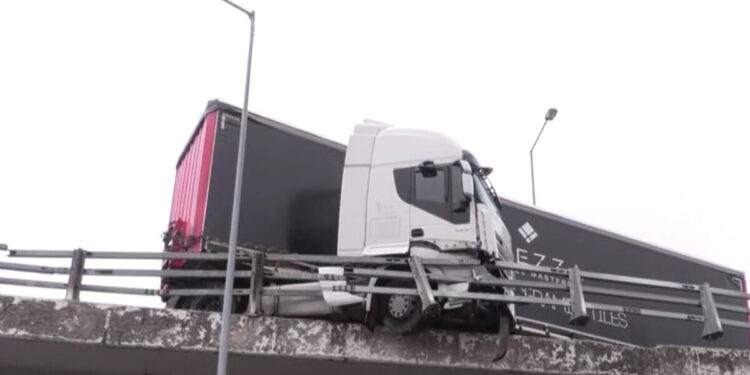 Τροχαίο στη Θεσσαλονίκη: Νταλίκα κρέμεται στον αέρα σε γέφυρα