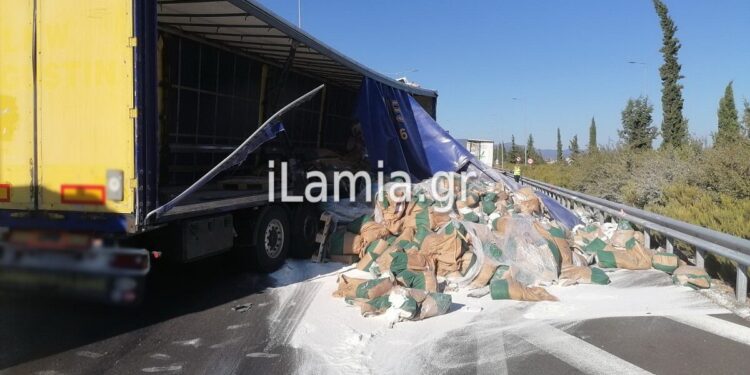 Τροχαίο με νταλίκες στην Αθηνών – Λαμίας: Έκλεισε το ένα ρεύμα στην εθνική οδό που γέμισε με αλεύρι