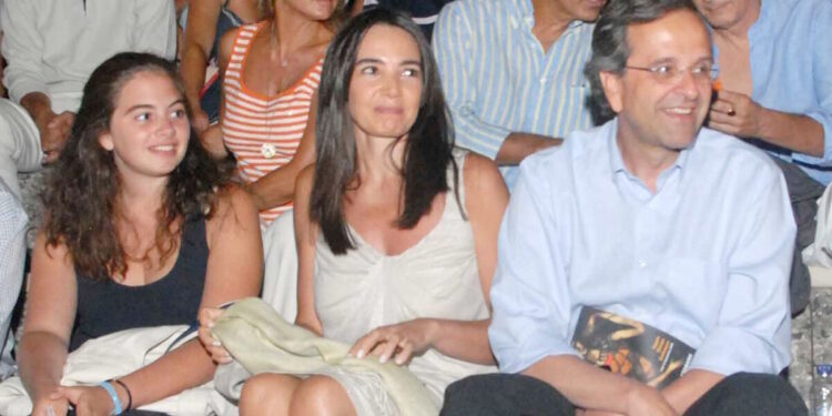 Λένα Σαμαρά: Η ζωή της μέσα από φωτογραφίες, τα ευτυχισμένα παιδικά χρόνια και οι δυνατές φιλίες