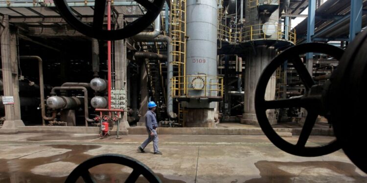 Τα διυλιστήρια της Κίνας στρέφονται στο ρωσικό πετρέλαιο ενώ οι ΗΠΑ ασκούν πιέσεις στην Ινδία