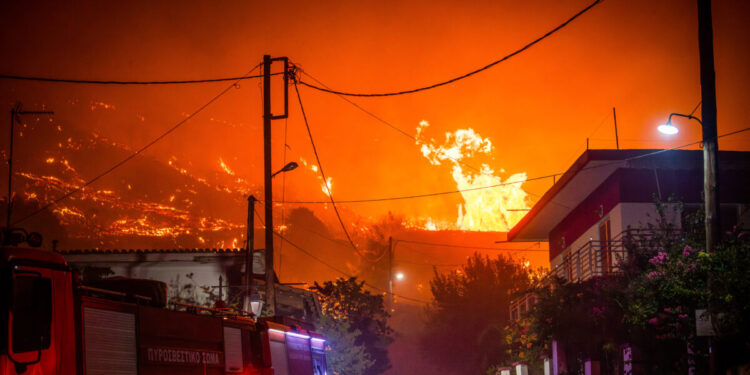 Αρχαία Ολυμπία: Σε ύφεση η φωτιά στο Χελιδόνι – Συνεχίζεται η μάχη με τους ισχυρούς ανέμους