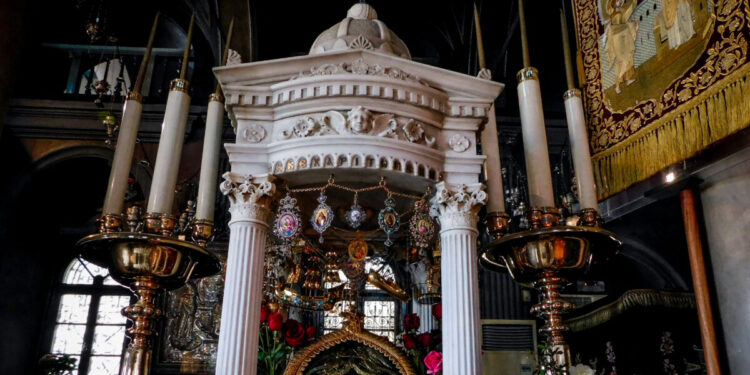 Δεκαπενταύγουστος: Τα έθιμα και οι παραδόσεις για τον εορτασμό της Κοιμήσεως της Θεοτόκου