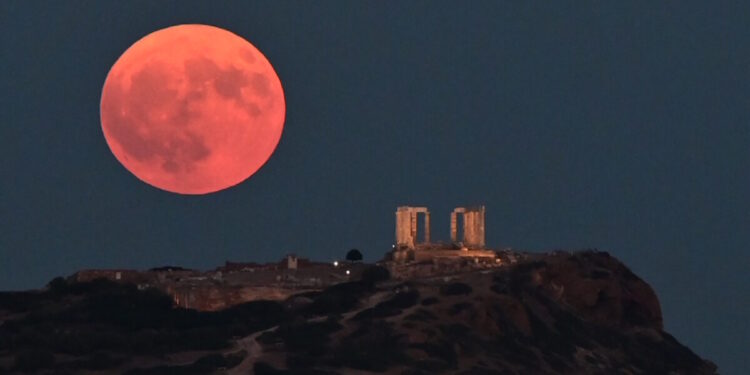 Πανσέληνος Αυγούστου 2025: Όσα πρέπει να ξέρουμε για το μεγαλύτερο φεγγάρι του χρόνου και οι δωρεάν εκδηλώσεις