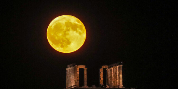 Πανσέληνος Αυγούστου 2025: Μάγεψε το «φεγγάρι του Οξύρρυγχου» – Μοναδικές φωτογραφίες από Σούνιο και Ακρόπολη