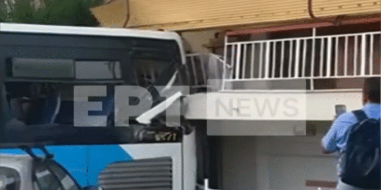 Παπάγου: Βίντεο από τη προσπάθεια απομάκρυνσης του λεωφορείου που έπεσε σε πολυκατοικία