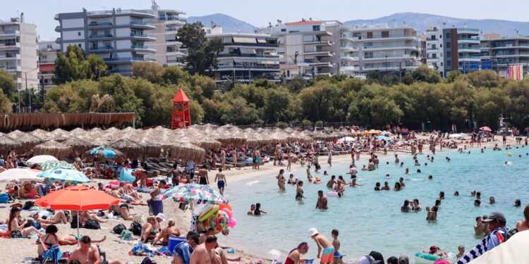 «Βούλιαξαν» οι παραλίες της Αττικής – Γεμάτες οι θάλασσες σε Ανάβυσσο, Σαρωνίδα και Λαγονήσι