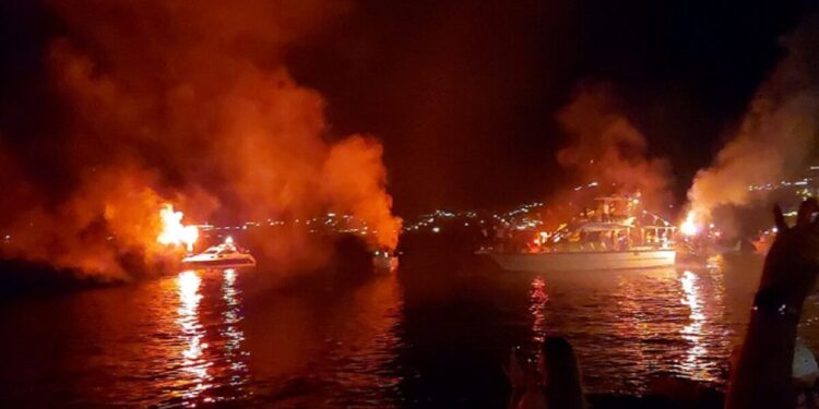 Πάρος – Δεκαπενταύγουστος: Με καπνογόνα και πυροτεχνήματα υποδέχθηκαν το πλοίο στο λιμάνι