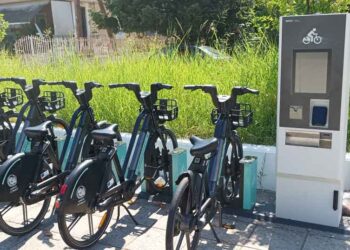 Αγρίνιο: Παρτέρια «ζούγκλες» και σπασμένα ηλεκτρικά ποδήλατα στην πλατεία Ρηγανά (φωτο)