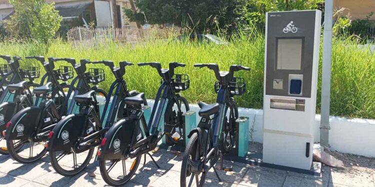 Αγρίνιο: Παρτέρια «ζούγκλες» και σπασμένα ηλεκτρικά ποδήλατα στην πλατεία Ρηγανά (φωτο)