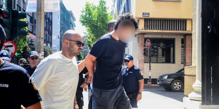 Ξεσπούν οι γονείς του 25χρονου που προφυλακίστηκε για τη φωτιά στην Πάτρα: «Βρεθήκαμε εμείς οι εθελοντές να είμαστε στη φυλακή»