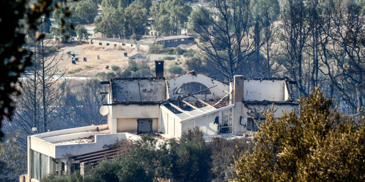 Πολιτική αντιπαράθεση για τις φωτιές: «Περισσότερο προσωπικό στην Πυροσβεστική από ποτέ» – Τα πρώτα μέτρα για τους πληγέντες