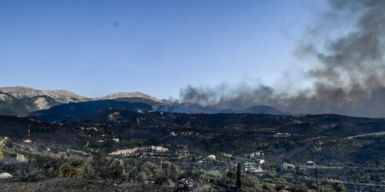 Φωτιά στην Πάτρα: Φόβοι για μόλυνση του αέρα και του νερού – Αποπνικτική η κατάσταση