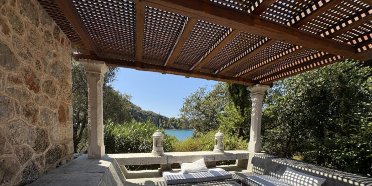 Οικία του Patrick Leigh Fermor στην Καρδαμύλη, εκεί όπου η πέτρα συναντά το Μεσσηνιακό φως