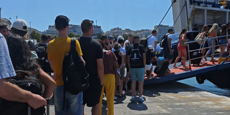 Έξοδος Δεκαπενταύγουστου: Μαζική αναχώρηση των εκδρομέων από τον Πειραιά προς τα νησιά της χώρας