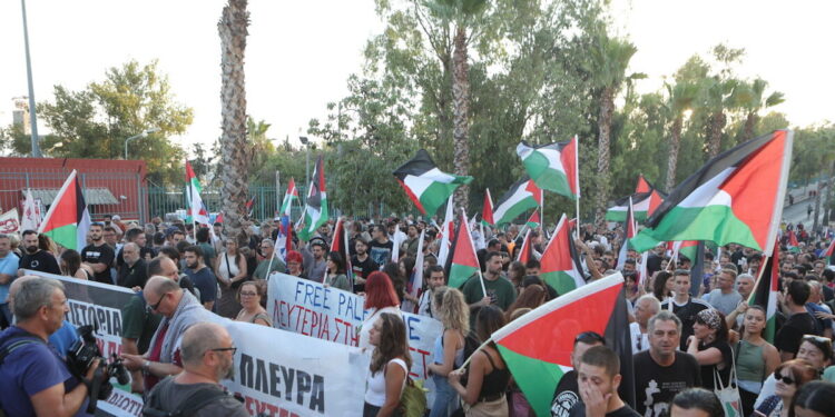 Πειραιάς: Μεγάλη συγκέντρωση διαμαρτυρίας για την άφιξη των Ισραηλινών απο το κρουαζιερόπλοιο «Crown Iris»