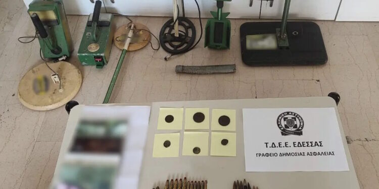 Σπίτι «μουσείο» στην Πέλλα – Βρέθηκαν αρχαία νομίσματα και ανιχνευτές μετάλλων