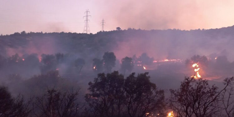 Φωτιά στα Μέγαρα: Μήνυμα του 112 για ετοιμότητα – Βελτιωμένη η εικόνα