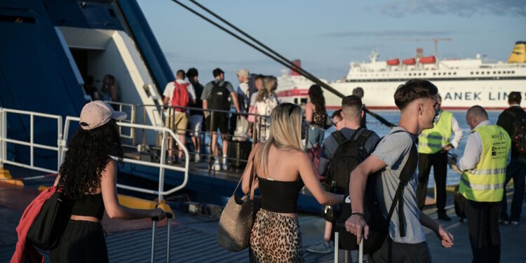 Ο Βασίλης Κικίλιας προανήγγειλε επιπλέον μείωση στις τιμές των ακτοπλοϊκών εισιτηρίων