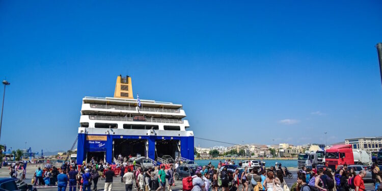 Απαγόρευση απόπλου από τον Πειραιά λόγω βλάβης στο πλοίο «Blue Star Mykonos» – Στο σύστημα ελέγχου καυσαερίων το πρόβλημα