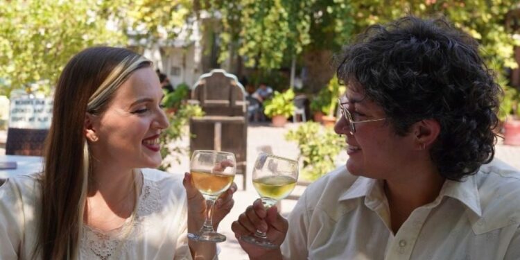 Λέσβος: Η Μέγκαν και η Χάνα από τον Καναδά επέλεξαν την πατρίδα της Σαπφούς για να παντρευτούν