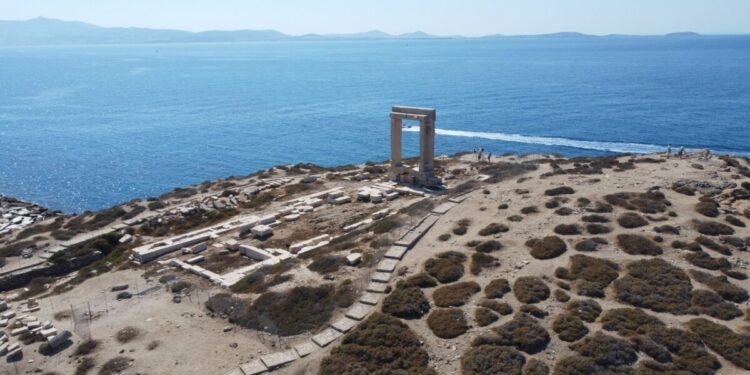 Νάξος: Ασφάλισαν με συρματόπλεγμα την Πορτάρα μετά το περιστατικό με τον τουρίστα που σήκωσε αρχαίο μάρμαρο