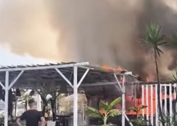 Πρέβεζα: Γνωστό beach bar κάηκε ολοσχερώς – Συγκλονιστικό βίντεο από την στιγμή που τυλίγεται στις φλόγες