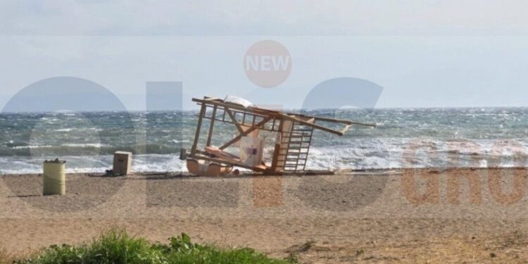 Ραφήνα: Οι άνεμοι γκρέμισαν τον πύργο του ναυαγοσώστη – Δείτε φωτογραφία
