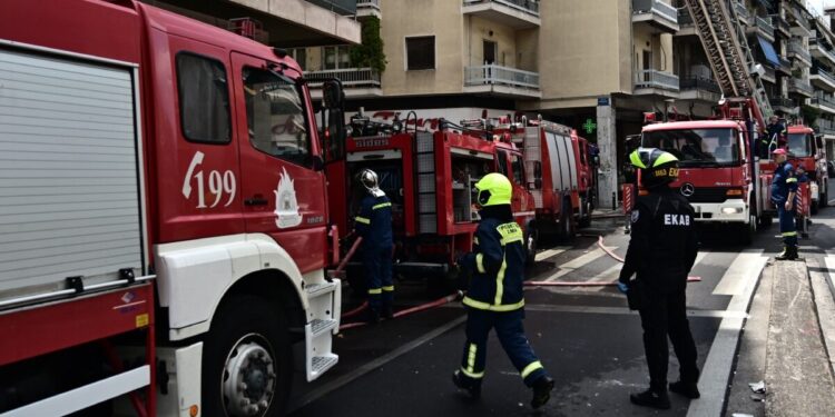 Φωτιά σε εργοστάσιο ξυλείας στο Αιγάλεω: Καίγονται εύφλεκτα υλικά