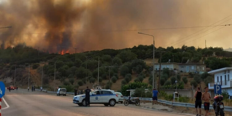 Μεγάλη πυρκαγιά ξέσπασε στο Ευηνοχώρι – Ισχυρές πυροσβεστικές δυνάμεις επιχειρούν στο σημείο (video)