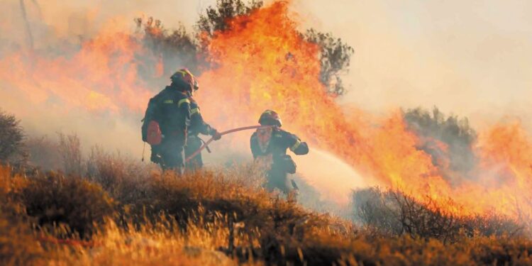 Πύρινος εφιάλτης με πολλαπλά μέτωπα σε ολόκληρη την ελληνική επικράτεια