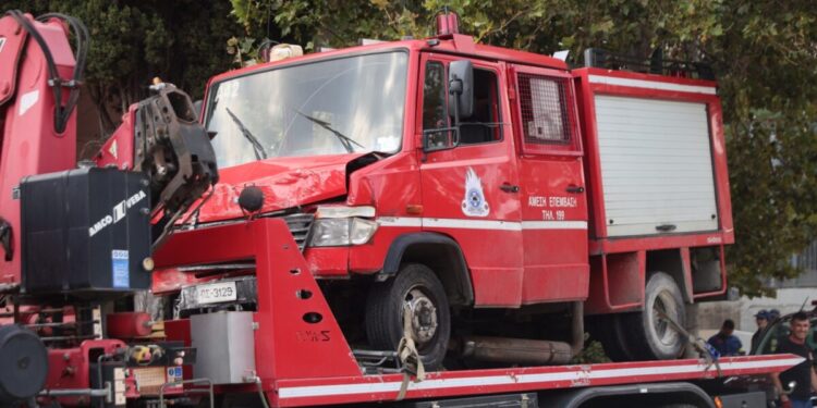 Νέα Χαλκηδόνα: Τροχαίο με πυροσβεστικό όχημα – Στο νοσοκομείο ένας πυροσβέστης