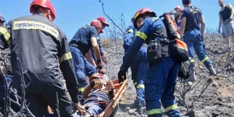 Καρέ καρέ η διάσωση πυροσβέστη που έπεσε σε χαράδρα στη διάρκεια κατάσβεσης αναζωπύρωσης στην Πάτρα