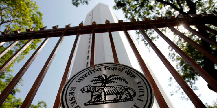 Εν μέσω εμπορικής σύγκρουσης με τις ΗΠΑ, η κεντρική τράπεζα της Ινδίας κρατά τα επιτόκια στο 5,5%