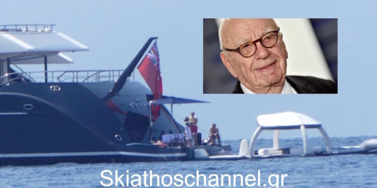 Μητσοτάκης και Μέρντοχ με τις συζύγους τους δείπνησαν σε ψαροταβέρνα στην Τήνο