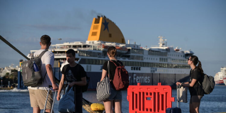 Κανονικά εκτελούνται τα δρομολόγια πλοίων από τα λιμάνια της Αττικής